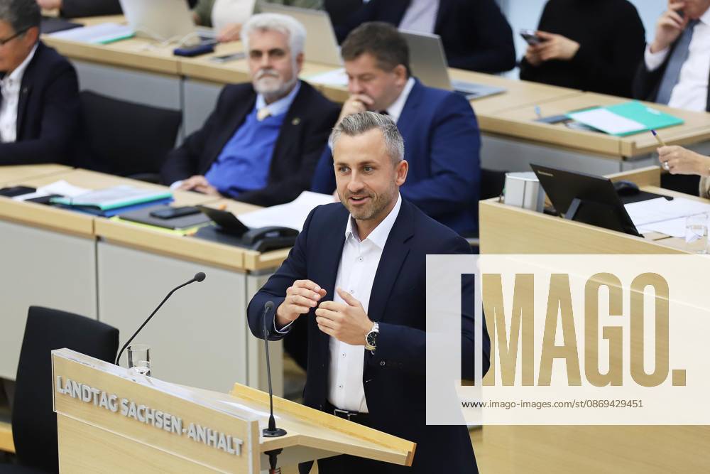 State Parliament Special Session: Ulrich Siegmund (AfD) delivers a speech introducing a joint motion with the BSW to advocate for peace talks in the war in Ukraine. In the background is Acting Minister-President Sven Schulze (CDU).