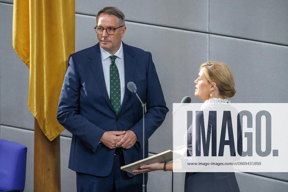 Alexander Schweitzer (SPD), Federal Minister of Labor and Social Affairs, is sworn in by Bundestag President Julia Kloeckner (CDU) at the German Bundestag in Berlin on October 14, 2026. Berlin, Berlin, Germany, Bundestag