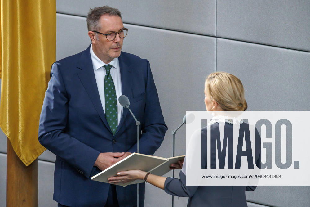 Alexander Schweitzer (SPD), Federal Minister of Labor and Social Affairs, is sworn in by Bundestag President Julia Kloeckner (CDU) at the German Bundestag in Berlin on October 14, 2026. Berlin, Berlin, Germany, Bundestag