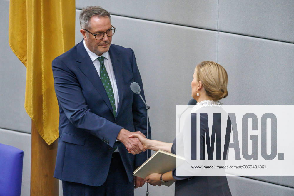 Alexander Schweitzer (SPD), Federal Minister of Labor and Social Affairs, is sworn in by Bundestag President Julia Kloeckner (CDU) at the German Bundestag in Berlin on October 14, 2026. Berlin, Berlin, Germany, Bundestag