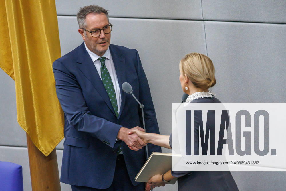 Alexander Schweitzer (SPD), Federal Minister of Labor and Social Affairs, is sworn in by Bundestag President Julia Kloeckner (CDU) at the German Bundestag in Berlin on October 14, 2026. Berlin, Berlin, Germany, Bundestag
