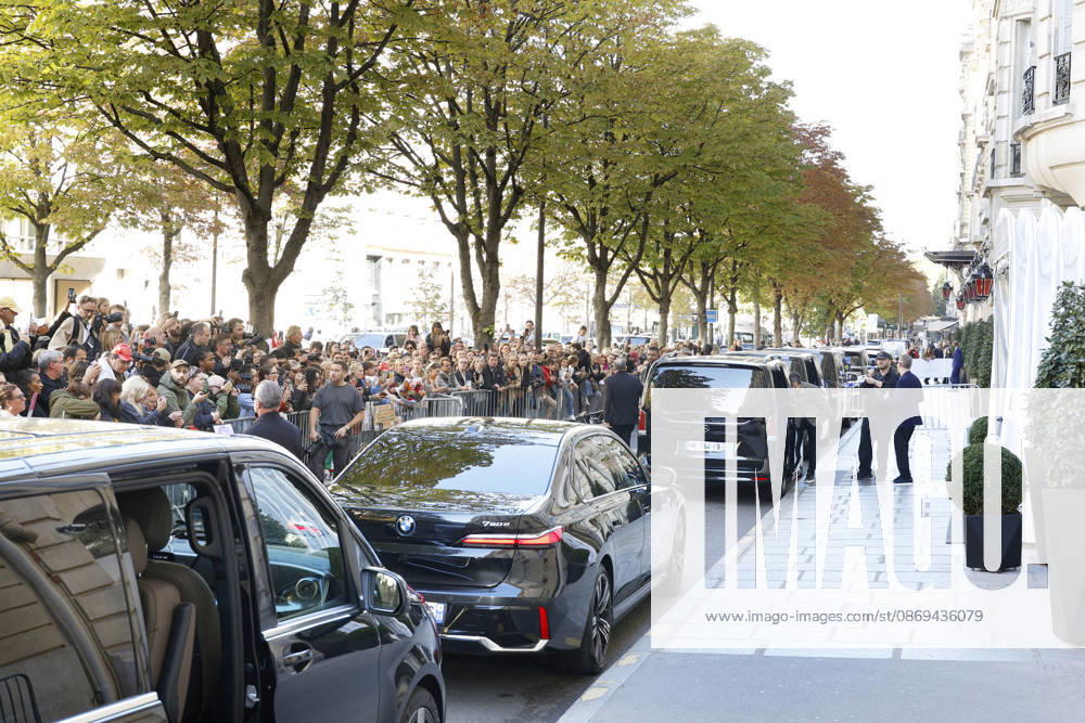 Céline Dion greets her fans as she leaves theRoyal Monceau Hotel in Paris before heading to the La Plénitude Arena at Paris La Défense to continue her concert series on October 14, 2026 Christophe Aubert Bestimage Céline Dion greets fans as she leaves the Royal Monceau Hotel in Paris before heading to the La Plénitude Arena at Paris La Défense to continue her concert series on October 14, 2026, Paris, France