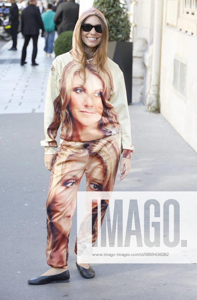 A Céline Dion fan outside theRoyal Monceau Hotel in Paris before heading to the Paris La Défense Arena to continue her concert series on October 14, 2026 Christophe Aubert Bestimage A Céline Dion fan outside the Royal Monceau Hotel in Paris before heading to the Paris La Défense Arena to continue her concert series on October 14, 2026, Paris, France