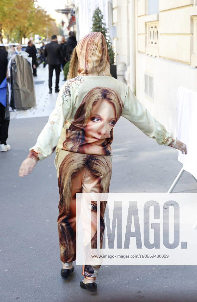 A Céline Dion fan outside theRoyal Monceau Hotel in Paris before heading to the Paris La Défense Arena to continue her concert series on October 14, 2026 Christophe Aubert Bestimage A Céline Dion fan outside the Royal Monceau Hotel in Paris before heading to the Paris La Défense Arena to continue her concert series on October 14, 2026, Paris, France