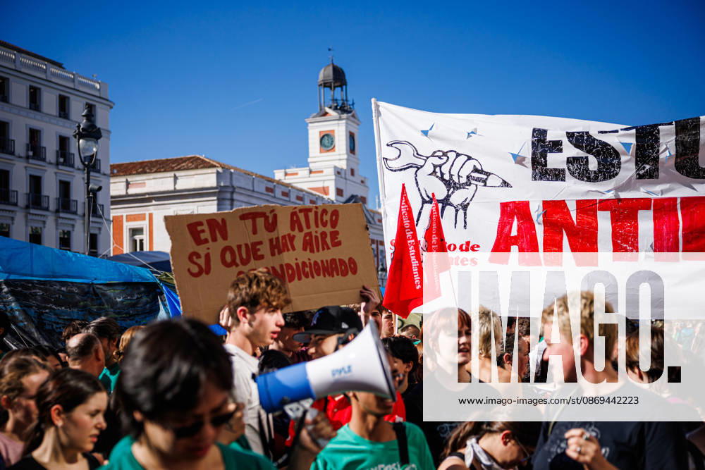 Gathering at Puerta del Sol due to the indefinite public education strike in Madrid. Gathering at Puerta del Sol due to the indefinite public education strike in Madrid. The indefinite strike by Madrid s teaching staff began this Wednesday, October 14. Teachers, students, and families are mobilizing at all levels, from preschool to university. October 14, 2026 in Madrid, Spain. Madrid Spain