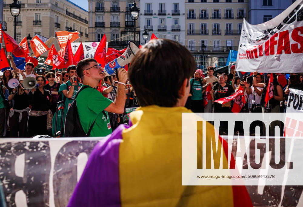 Gathering at Puerta del Sol due to the indefinite public education strike in Madrid. Gathering at Puerta del Sol due to the indefinite public education strike in Madrid. The indefinite strike by Madrid s teaching staff began this Wednesday, October 14. Teachers, students, and families are mobilizing at all levels, from preschool to university. October 14, 2026 in Madrid, Spain. Madrid Spain