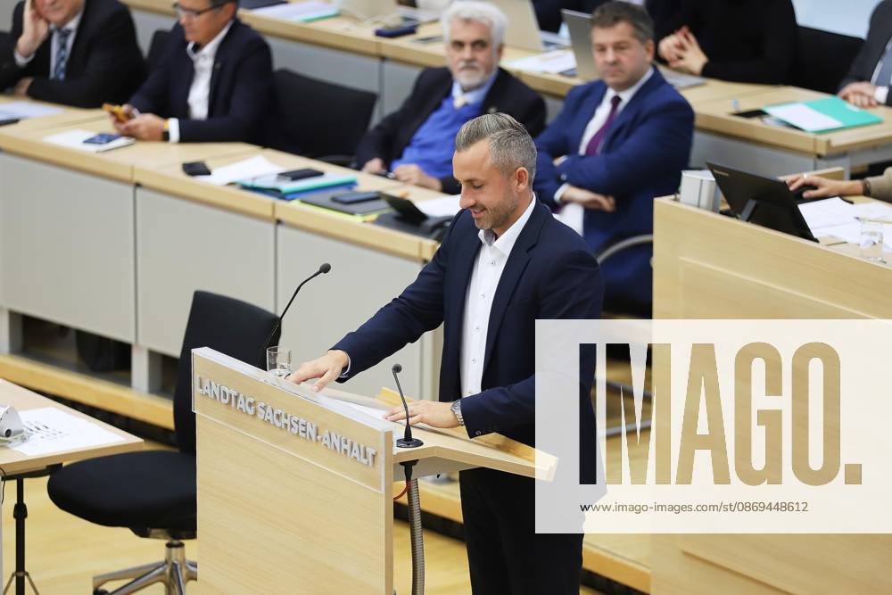 State Parliament Special Session Ulrich Siegmund, AfD, delivers a speech introducing a joint motion with the BSW to advocate for peace talks in the war in Ukraine. In the background are members of the state government’s executive committee, including State Infrastructur