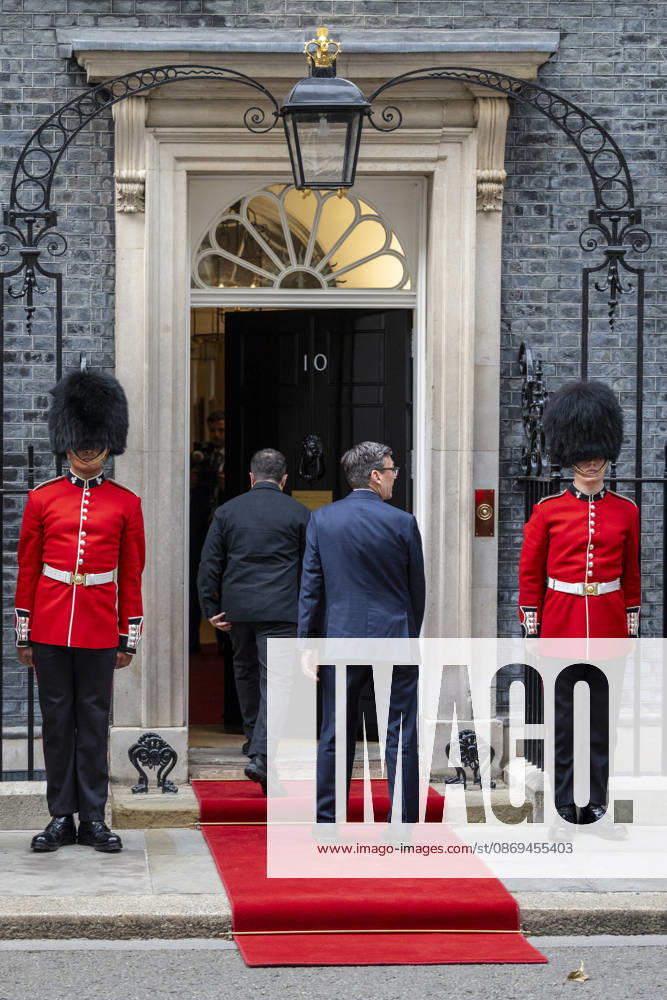 LONDON, UK. Volodymyr Zelensky, President of Ukraine, visits Downing Street for talks with Andy Burnham, Prime Minister, who will underline the UK s rock-solid support for Ukraine as long as it takes. The 12th Company Irish Guards stood either side of the door of Number 10. London UK - ZUMAl94_ 20261014_zaf_l94_035