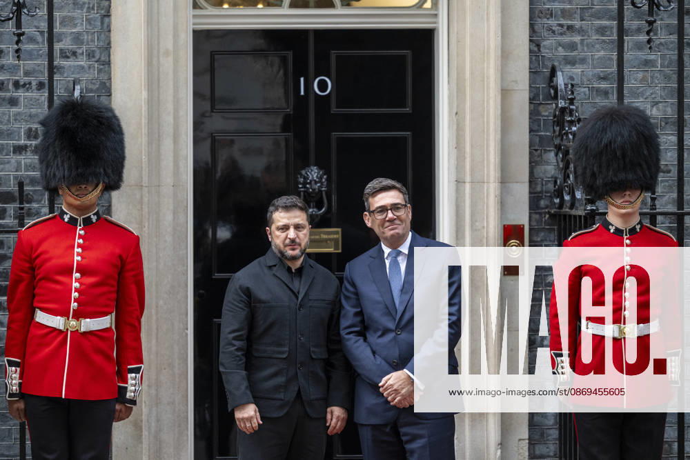LONDON, UK. Volodymyr Zelensky, President of Ukraine, visits Downing Street for talks with Andy Burnham, Prime Minister, who will underline the UK s rock-solid support for Ukraine as long as it takes. The 12th Company Irish Guards stood either side of the door of Number 10. London UK - ZUMAl94_ 20261014_zaf_l94_040