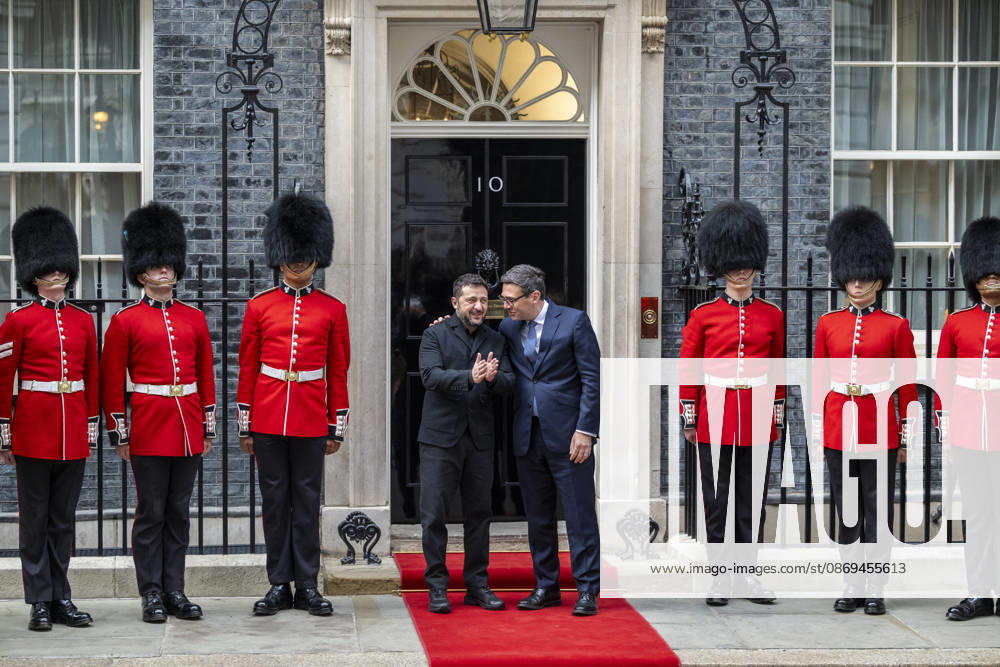 LONDON, UK. Volodymyr Zelensky, President of Ukraine, visits Downing Street for talks with Andy Burnham, Prime Minister, who will underline the UK s rock-solid support for Ukraine as long as it takes. The 12th Company Irish Guards stood either side of the door of Number 10. London UK - ZUMAl94_ 20261014_zaf_l94_041