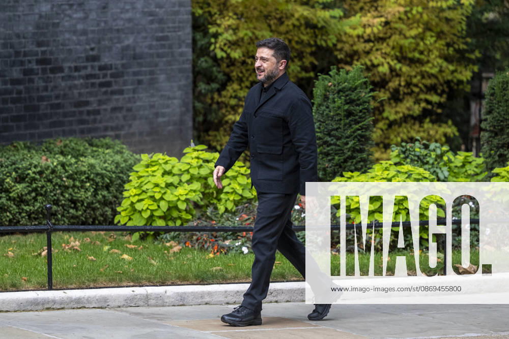 LONDON, UK. Volodymyr Zelensky, President of Ukraine, visits Downing Street for talks with Andy Burnham, Prime Minister, who will underline the UK s rock-solid support for Ukraine as long as it takes. The 12th Company Irish Guards stood either side of the door of Number 10. London UK - ZUMAl94_ 20261014_zaf_l94_046