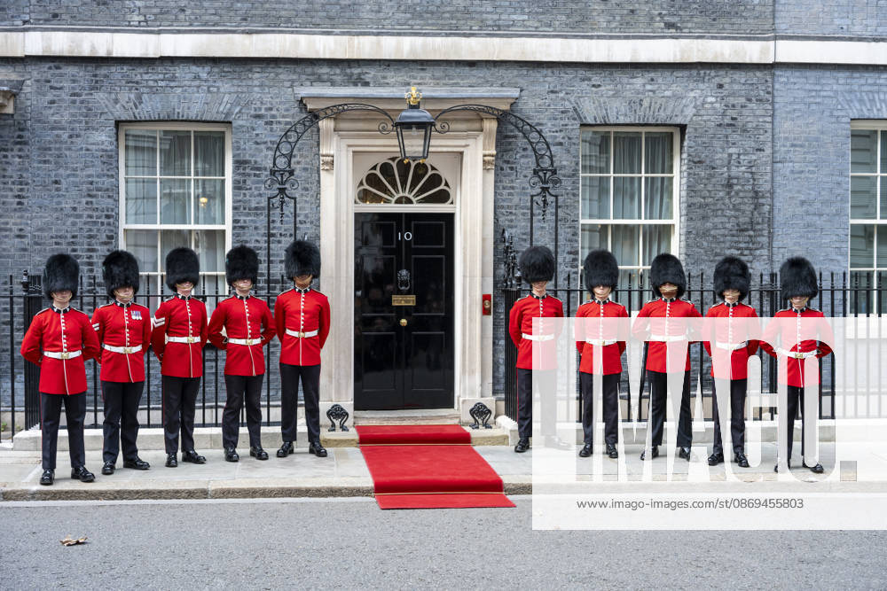 LONDON, UK. The 12th Company Irish Guards standing either side of the door of Number 10 as Volodymyr Zelensky, President of Ukraine, visits Downing Street for talks with Andy Burnham, Prime Minister, who will underline the UK s rock-solid support for Ukraine as long as it takes. London UK - ZUMAl94_ 20261014_zaf_l94_048