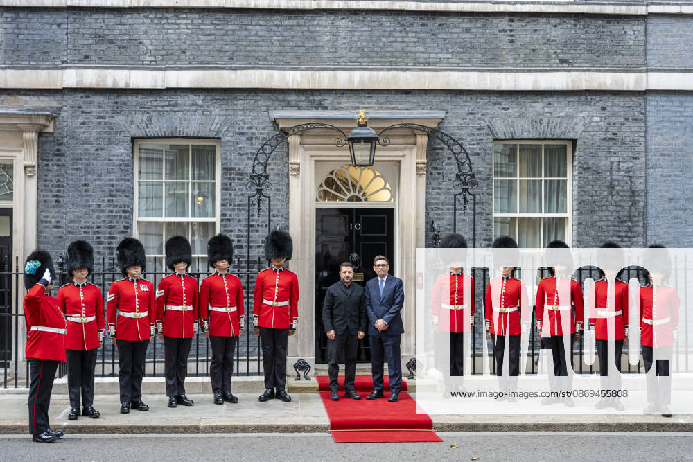 LONDON, UK. Volodymyr Zelensky, President of Ukraine, visits Downing Street for talks with Andy Burnham, Prime Minister, who will underline the UK s rock-solid support for Ukraine as long as it takes. The 12th Company Irish Guards stood either side of the door of Number 10. London UK - ZUMAl94_ 20261014_zaf_l94_050