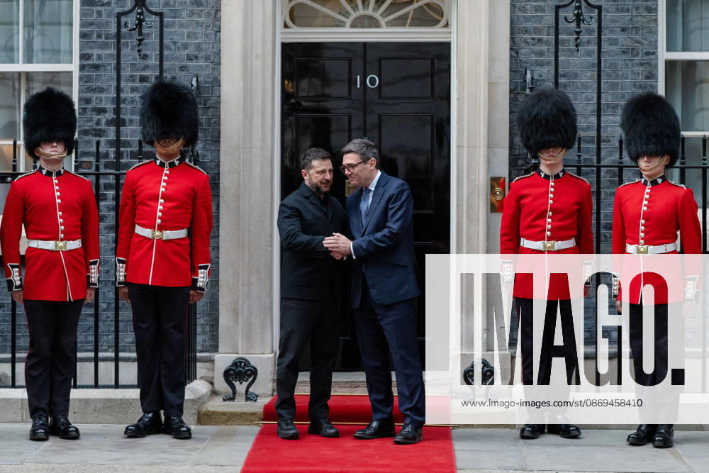 British Prime Minister Andy BURNHAM welcomes Ukrainian President Volodymyr ZELENSKYY outside 10 Downing Street in London, United Kingdom, ahead of their meeting to discuss support for Ukraine. London United Kingdom - ZUMAk172 20261014_zip_k172_073