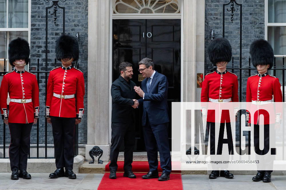 British Prime Minister Andy BURNHAM welcomes Ukrainian President Volodymyr ZELENSKYY outside 10 Downing Street in London, United Kingdom, ahead of their meeting to discuss support for Ukraine. London United Kingdom - ZUMAk172 20261014_zip_k172_076