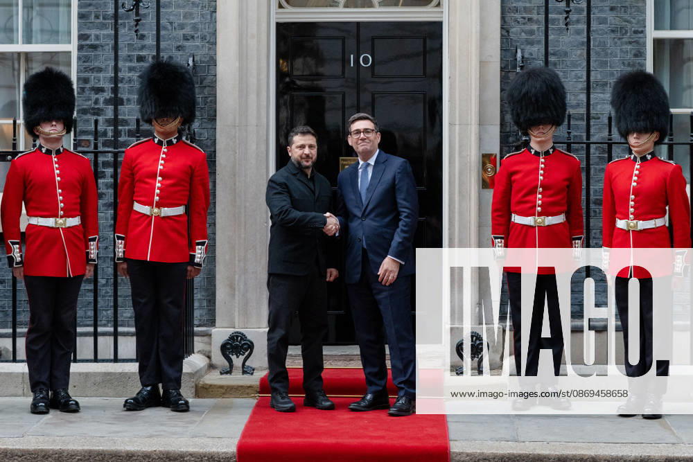 British Prime Minister Andy BURNHAM welcomes Ukrainian President Volodymyr ZELENSKYY outside 10 Downing Street in London, United Kingdom, ahead of their meeting to discuss support for Ukraine. London United Kingdom - ZUMAk172 20261014_zip_k172_087