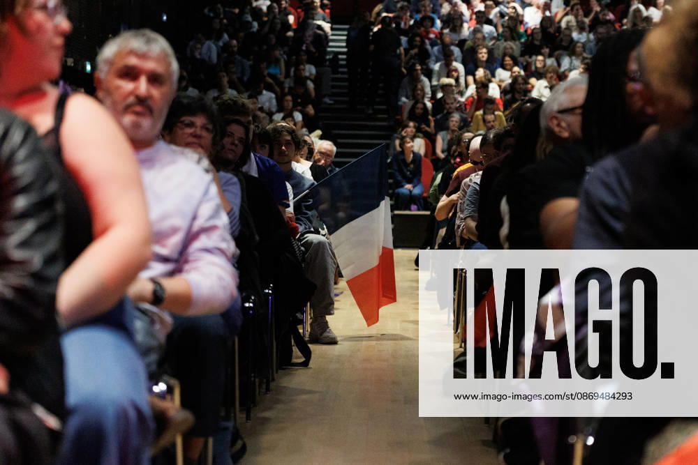 This Wednesday, October 14th, at 7:00 PM, La France Insoumise organized a large public meeting at the Salle Olympe de Gouges in support of Jean-Luc MÃ lenchon s presidential candidacy. Louis Boyard, Manon Aubry, Assa TraorÃ , Sophia Chikirou, Daniele Obono, and Sarah Legrain participated. - ZUMAs287 20261014_zip_s287_015