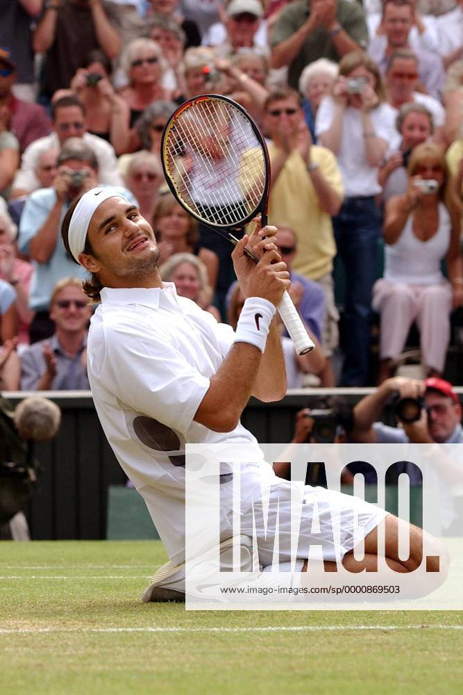 Roger Federer (Schweiz) fällt nach seinem verwandelten Matchball überwältigt auf die Knie Tennis Herren All England Championships 2003, Grand Slam, ATP-Tour, Rasen, Rasenplatz, Rasentennis, Rasenturnier, Einzelbild Wimbledon London Begeisterung, Freude,