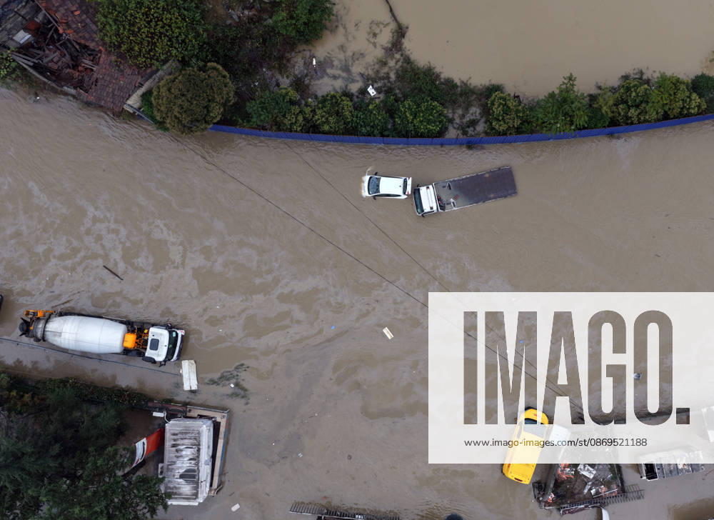 Heavy rainfall floods roads in Istanbul’s Sariyer district ISTANBUL, TURKIYE - SEPTEMBER 15: An aerial view of roads submerged in floodwater following heavy rainfall in Sariyer and surrounding areas in Istanbul, Turkiye, on October 15, 2026. Huseyin Cakmak Anadolu Istanbul Turkey. Editorial use only. Please get in touch for any other usage.