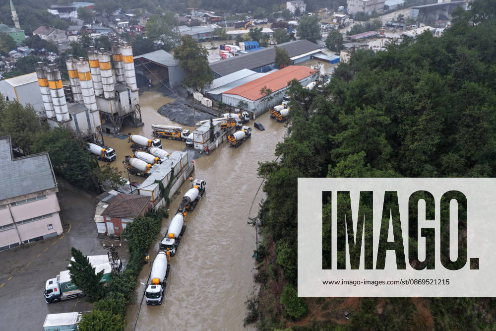 Heavy rainfall floods roads in Istanbul’s Sariyer district ISTANBUL, TURKIYE - SEPTEMBER 15: An aerial view of roads submerged in floodwater following heavy rainfall in Sariyer and surrounding areas in Istanbul, Turkiye, on October 15, 2026. Huseyin Cakmak Anadolu Istanbul Turkey. Editorial use only. Please get in touch for any other usage.