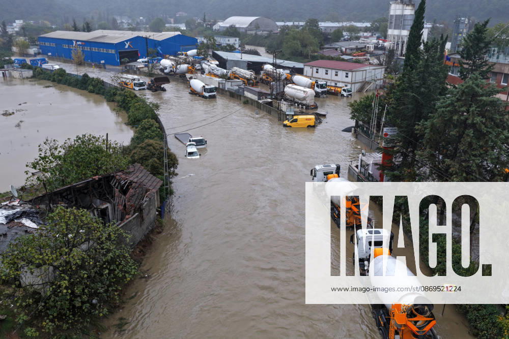 Heavy rainfall floods roads in Istanbul’s Sariyer district ISTANBUL, TURKIYE - SEPTEMBER 15: An aerial view of roads submerged in floodwater following heavy rainfall in Sariyer and surrounding areas in Istanbul, Turkiye, on October 15, 2026. Huseyin Cakmak Anadolu Istanbul Turkey. Editorial use only. Please get in touch for any other usage.