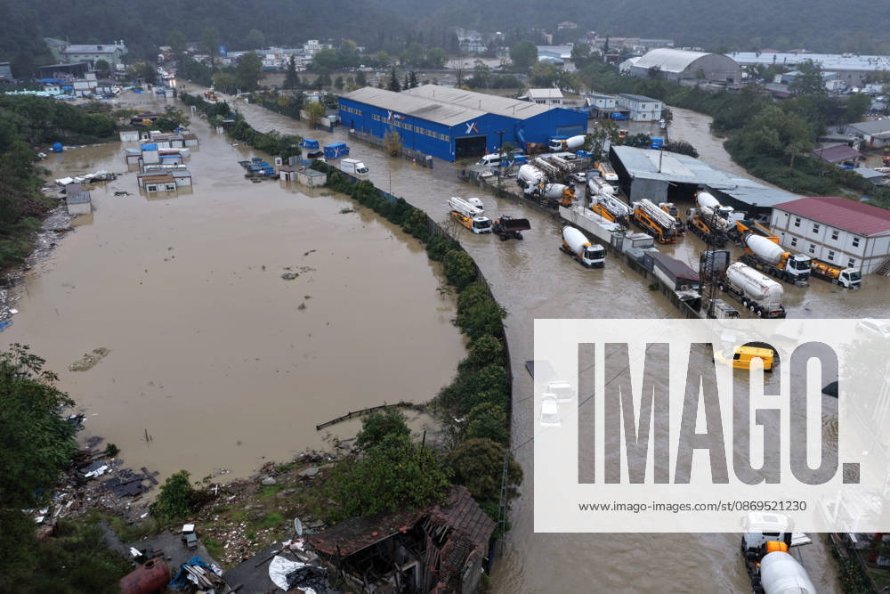 Heavy rainfall floods roads in Istanbul’s Sariyer district ISTANBUL, TURKIYE - SEPTEMBER 15: An aerial view of roads submerged in floodwater following heavy rainfall in Sariyer and surrounding areas in Istanbul, Turkiye, on October 15, 2026. Huseyin Cakmak Anadolu Istanbul Turkey. Editorial use only. Please get in touch for any other usage.