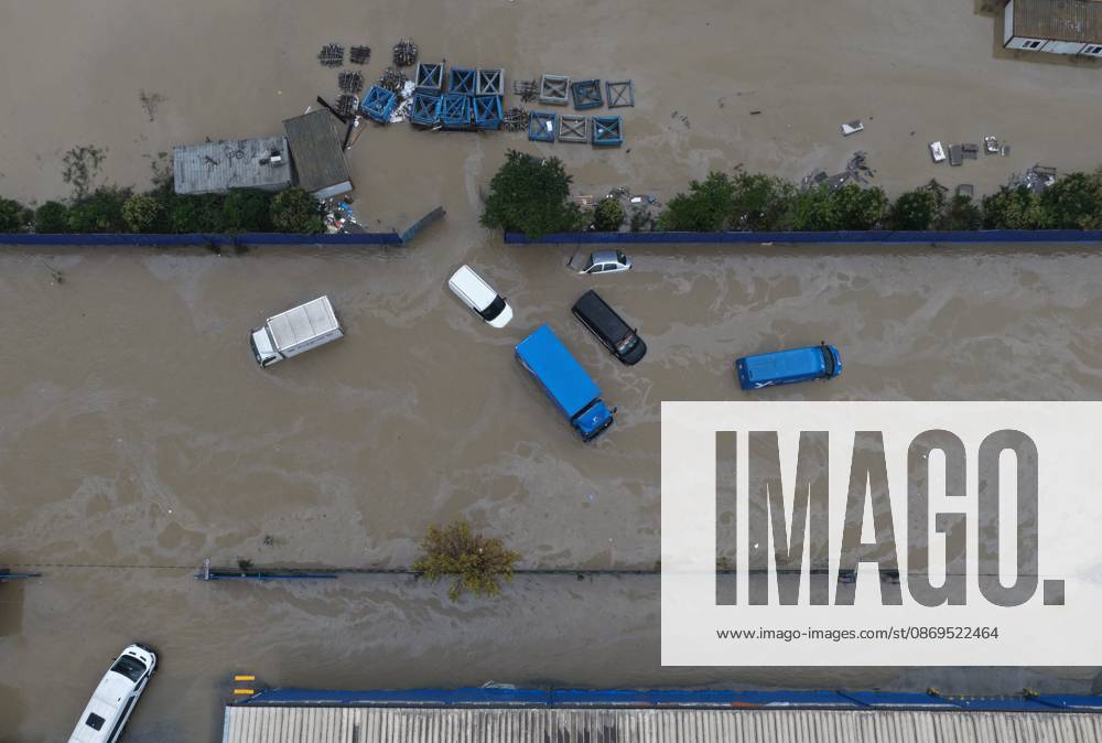Heavy rainfall floods roads in Istanbul’s Sariyer district ISTANBUL, TURKIYE - OCTOBER 15: An aerial view shows overflowing waters and flooded streets following heavy downpours in the Sariyer district of Istanbul, Turkiye on October 15, 2026. Sudden torrential rains caused water accumulation and localized flooding across thoroughfares, prompting municipal teams to carry out drainage and intervention operations. Huseyin Cakmak Anadolu Istanbul Turkey. Editorial use only. Please get in touch for any other usage.