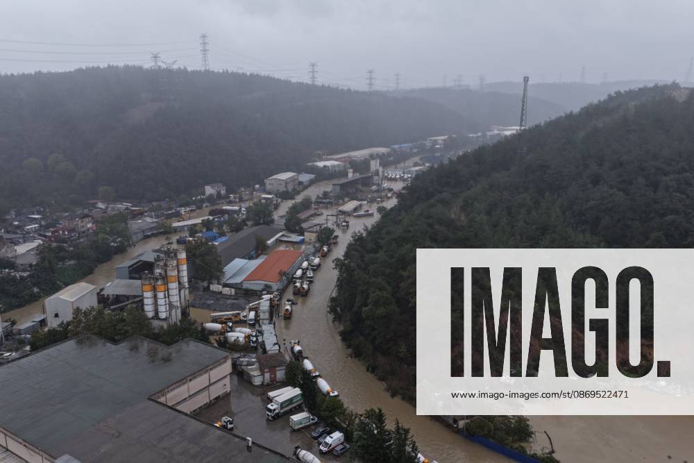 Heavy rainfall floods roads in Istanbul’s Sariyer district ISTANBUL, TURKIYE - OCTOBER 15: An aerial view shows overflowing waters and flooded streets following heavy downpours in the Sariyer district of Istanbul, Turkiye on October 15, 2026. Sudden torrential rains caused water accumulation and localized flooding across thoroughfares, prompting municipal teams to carry out drainage and intervention operations. Huseyin Cakmak Anadolu Istanbul Turkey. Editorial use only. Please get in touch for any other usage.