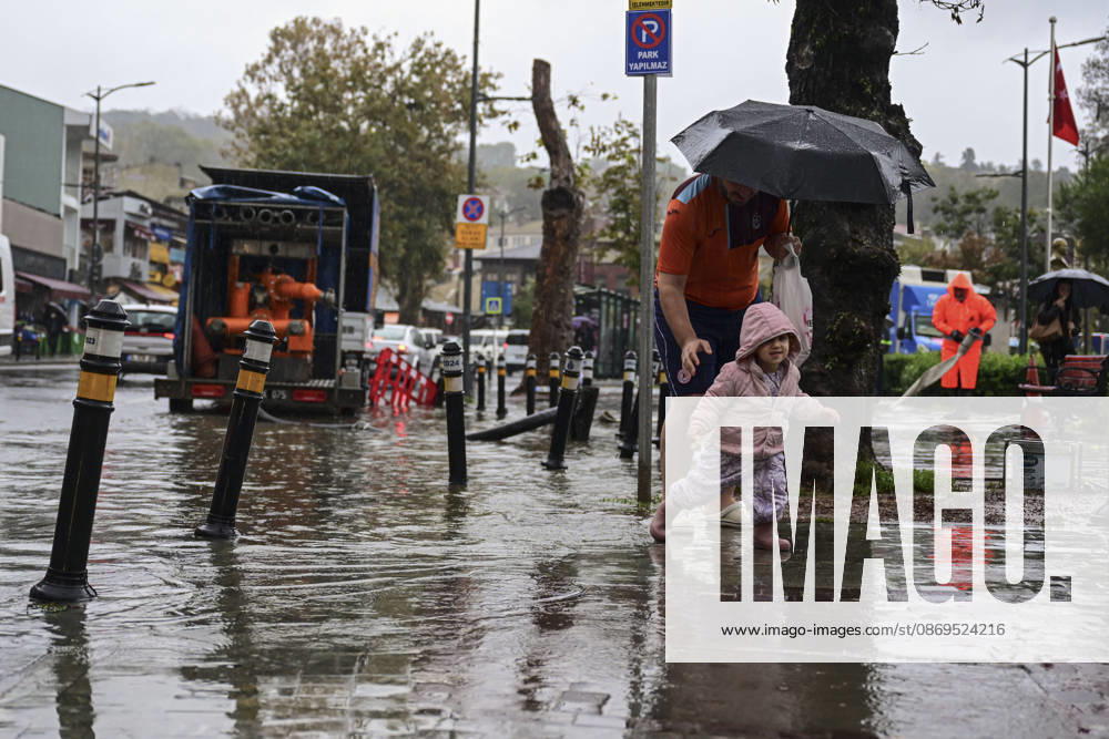 Heavy rainfall hits Istanbul ISTANBUL, TURKIYE - OCTOBER 15: Drivers and pedestrians are affected by flooding along the Beykoz coast following heavy rainfall in Istanbul, Turkiye, on October 15, 2026. Fatma Nur Arslan Anadolu Istanbul Turkey. Editorial use only. Please get in touch for any other usage.