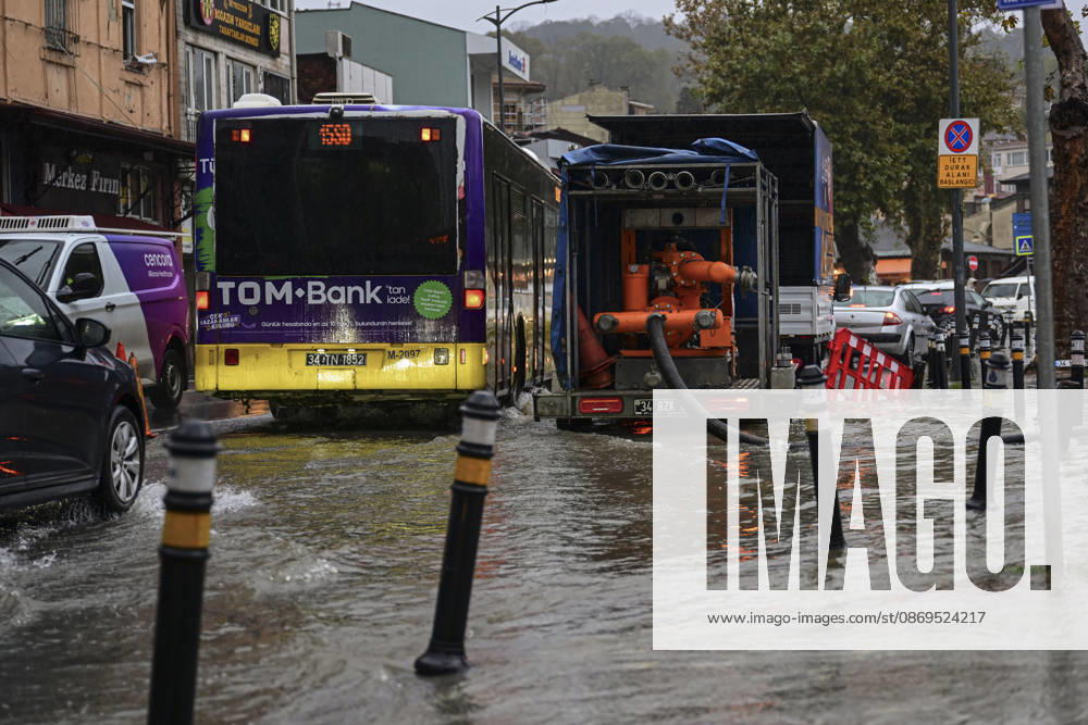 Heavy rainfall hits Istanbul ISTANBUL, TURKIYE - OCTOBER 15: Municipal workers continue road maintenance work following flooding as drivers and pedestrians are affected by flooding along the Beykoz coast following heavy rainfall in Istanbul, Turkiye, on October 15, 2026. Fatma Nur Arslan Anadolu Istanbul Turkey. Editorial use only. Please get in touch for any other usage.