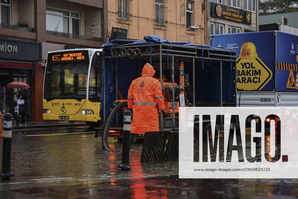 Heavy rainfall hits Istanbul ISTANBUL, TURKIYE - OCTOBER 15: Municipal workers continue road maintenance work following flooding as drivers and pedestrians are affected by flooding along the Beykoz coast following heavy rainfall in Istanbul, Turkiye, on October 15, 2026. Fatma Nur Arslan Anadolu Istanbul Turkey. Editorial use only. Please get in touch for any other usage.