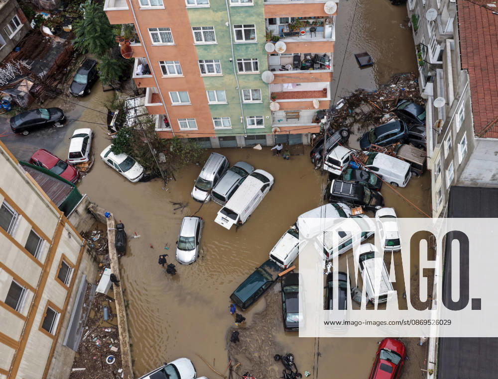 Flash floods leave vehicles damaged in Istanbul s Sariyer district ISTANBUL, TURKIYE - OCTOBER 15: An aerial view of vehicles damaged by flash floods following torrential rainfall in the Sariyer district of Istanbul, Turkiye, on October 15, 2026. The downpour triggered severe flooding in the district s Ayazaga neighborhood, sweeping away vehicles, inundating businesses and prompting rescue and evacuation operations. Huseyin Cakmak Anadolu Istanbul Turkey. Editorial use only. Please get in touch for any other usage.
