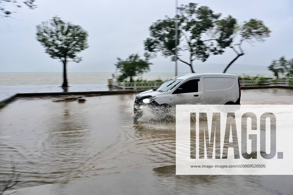 Heavy rainfall hits Istanbul ISTANBUL, TURKIYE - OCTOBER 15: A driver struggles to navigate traffic due to water accumulation caused by heavy rainfall on Demokrasi Sehitleri Avenue in the Sariyer district of Istanbul, Turkiye, on October 15, 2026. Serhat Cagdas Anadolu Istanbul Turkey. Editorial use only. Please get in touch for any other usage.