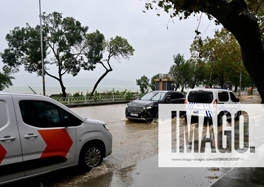 Heavy rainfall hits Istanbul ISTANBUL, TURKIYE - OCTOBER 15: Drivers struggle to navigate traffic due to water accumulation caused by heavy rainfall on Demokrasi Sehitleri Avenue in the Sariyer district of Istanbul, Turkiye, on October 15, 2026. Serhat Cagdas Anadolu Istanbul Turkey. Editorial use only. Please get in touch for any other usage.