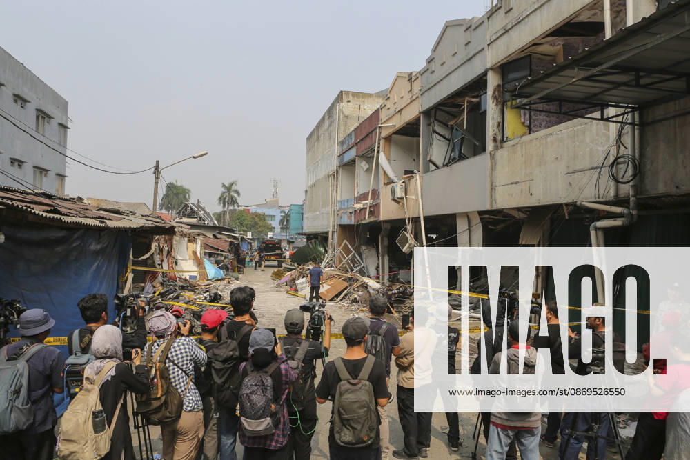 Blast at Indonesian market kills 2, injures 11 in South Tangerang BANTEN, INDONESIA - OCTOBER 15: Journalists are seen at the site of an explosion at a market in South Tangerang, on the outskirt of Jakarta, Indonesia, on October 15, 2026. The blast killed two people and injured at least 11 others, according to police. Investigators are examining the cause of the explosion after finding an ethylene gas cylinder at the site. The blast damaged shop-house buildings and scattered debris across the surrounding commercial area. Agoes Rudianto Anadolu Banten Indonesia. Editorial use only. Please get in touch for any other usage.