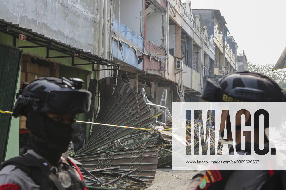 Blast at Indonesian market kills 2, injures 11 in South Tangerang BANTEN, INDONESIA - OCTOBER 15: Armed police officers stand guard at the site of an explosion at a market in South Tangerang, on the outskirt of Jakarta, Indonesia, on October 15, 2026. The blast killed two people and injured at least 11 others, according to police. Investigators are examining the cause of the explosion after finding an ethylene gas cylinder at the site. The blast damaged shop-house buildings and scattered debris across the surrounding commercial area. Agoes Rudianto Anadolu Banten Indonesia. Editorial use only. Please get in touch for any other usage.
