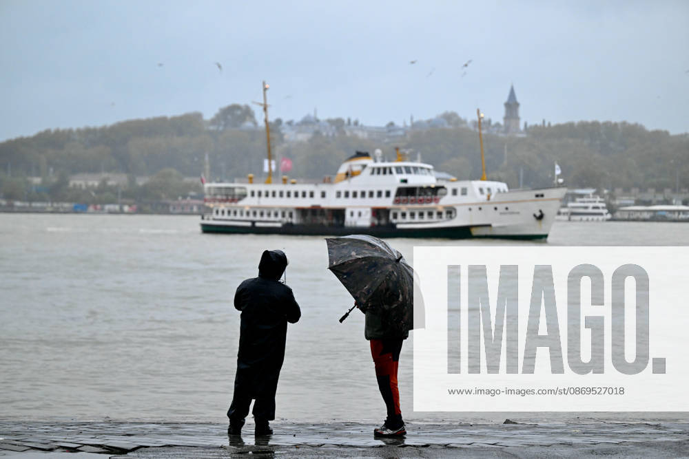 Heavy rainfall in Istanbul ISTANBUL, TURKIYE - OCTOBER 15: People stroll the city with raincoats and umbrellas in Karakoy district during heavy rainfall in Istanbul, Turkiye, on October 15, 2026. Arif Hudaverdi Yaman Anadolu Istanbul Turkey. Editorial use only. Please get in touch for any other usage.