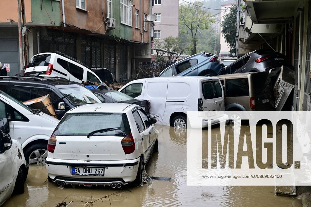 Heavy rainfall damages vehicles in Istanbul’s Sariyer district ISTANBUL, TURKIYE - SEPTEMBER 15: Damaged vehicles are seen following heavy rainfall in Sariyer and surrounding areas of Istanbul, Turkiye, on October 15, 2026. Serhat Cagdas Anadolu Istanbul Turkey. Editorial use only. Please get in touch for any other usage.