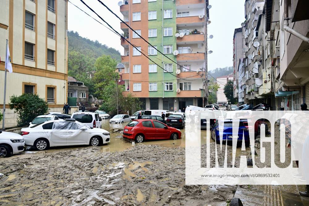 Heavy rainfall damages vehicles in Istanbul’s Sariyer district ISTANBUL, TURKIYE - SEPTEMBER 15: Damaged vehicles are seen following heavy rainfall in Sariyer and surrounding areas of Istanbul, Turkiye, on October 15, 2026. Serhat Cagdas Anadolu Istanbul Turkey. Editorial use only. Please get in touch for any other usage.