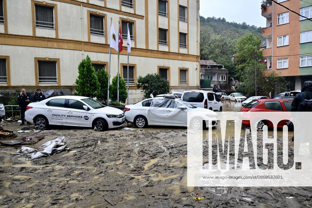 Heavy rainfall damages vehicles in Istanbul’s Sariyer district ISTANBUL, TURKIYE - SEPTEMBER 15: Damaged vehicles are seen following heavy rainfall in Sariyer and surrounding areas of Istanbul, Turkiye, on October 15, 2026. Serhat Cagdas Anadolu Istanbul Turkey. Editorial use only. Please get in touch for any other usage.