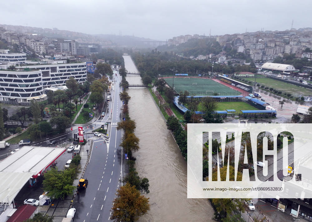 Heavy rainfall hits Istanbul ISTANBUL, TURKIYE - OCTOBER 15: An aerial view shows the swollen Kagithane Stream flowing alongside roads, buildings and sports facilities after overflowing and flooding nearby areas in the Kagithane district of Istanbul, Turkiye, on October 15, 2026. Ali Ebubekir Tokcan Anadolu Istanbul Turkey. Editorial use only. Please get in touch for any other usage.