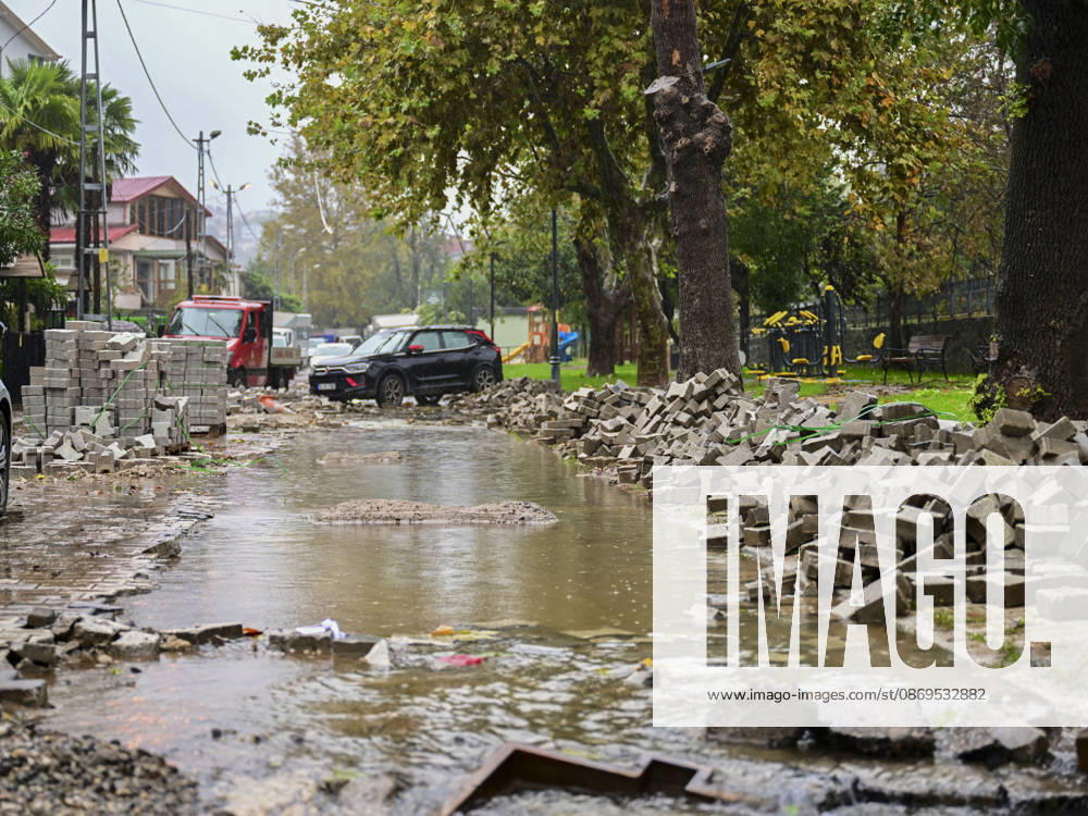 Heavy rainfall causes floods in Istanbul ISTANBUL, TURKIYE - OCTOBER 15: Heavy rain causes floods, damages houses and roads in the Riva district of Beykoz, in Istanbul, Turkiye on October 15, 2026. Fatma Nur Arslan Anadolu Istanbul Turkey. Editorial use only. Please get in touch for any other usage.