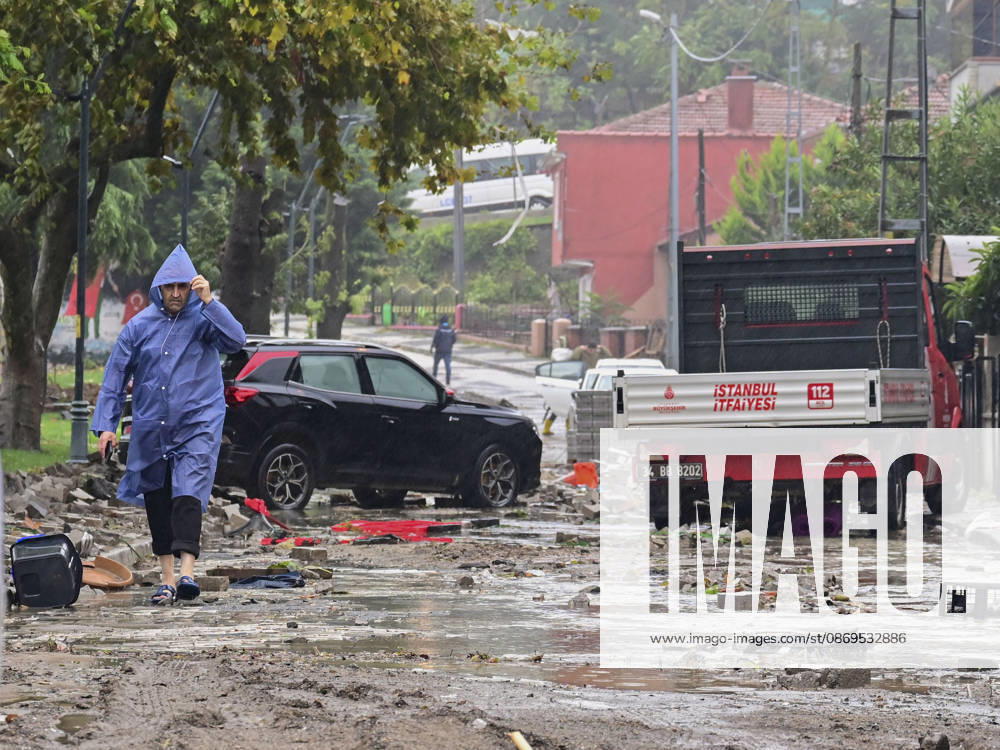 Heavy rainfall causes floods in Istanbul ISTANBUL, TURKIYE - OCTOBER 15: Heavy rain causes floods, damages houses and roads in the Riva district of Beykoz, in Istanbul, Turkiye on October 15, 2026. Fatma Nur Arslan Anadolu Istanbul Turkey. Editorial use only. Please get in touch for any other usage.