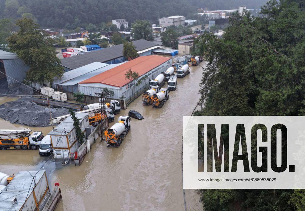 Heavy rainfall floods roads in Istanbul’s Sariyer district ISTANBUL, TURKIYE - OCTOBER 15: An aerial view of roads submerged in floodwater following heavy rainfall in Sariyer and surrounding areas in Istanbul, Turkiye, on October 15, 2026. Huseyin Cakmak Anadolu Istanbul Turkey. Editorial use only. Please get in touch for any other usage.