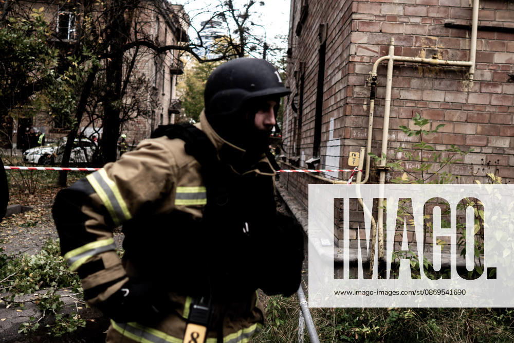 Aftermath of Russian drone attack in Kyiv KYIV, UKRAINE - OCTOBER 15: Firefighters operate following a Russian drone strikes a residential area in the city center, injuring a man who was near the impact site, in Kyiv, Ukraine, on October 15, 2026. Vincenzo Circosta Anadolu Kyiv Ukraine. Editorial use only. Please get in touch for any other usage.