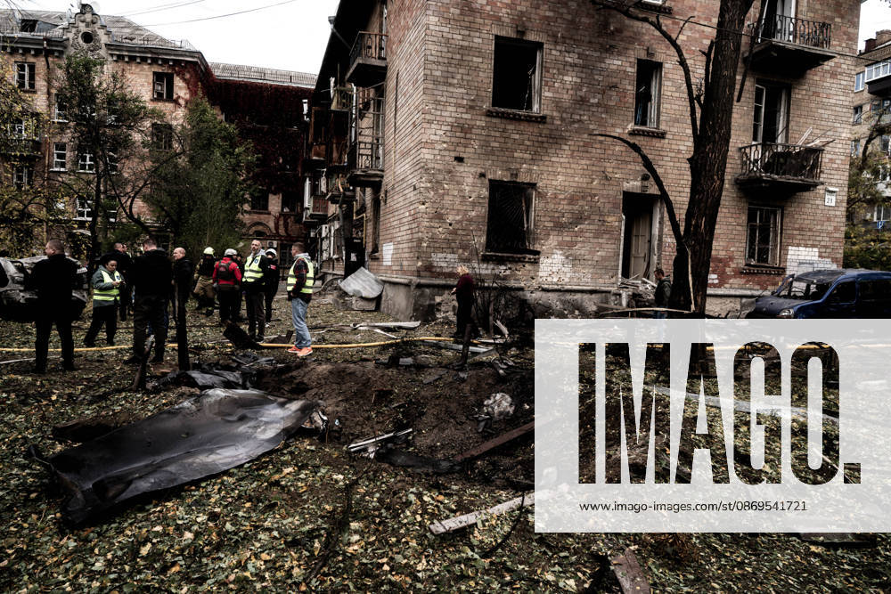 Aftermath of Russian drone attack in Kyiv KYIV, UKRAINE - OCTOBER 15: A view of a crater as firefighters operate following a Russian drone strikes a residential area in the city center, injuring a man who was near the impact site, in Kyiv, Ukraine, on October 15, 2026. Vincenzo Circosta Anadolu Kyiv Ukraine. Editorial use only. Please get in touch for any other usage.