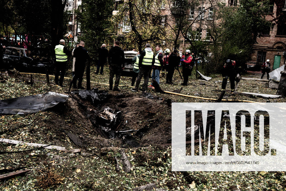 Aftermath of Russian drone attack in Kyiv KYIV, UKRAINE - OCTOBER 15: A view of a crater as firefighters operate following a Russian drone strikes a residential area in the city center, injuring a man who was near the impact site, in Kyiv, Ukraine, on October 15, 2026. Vincenzo Circosta Anadolu Kyiv Ukraine. Editorial use only. Please get in touch for any other usage.
