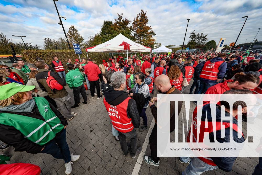 This image shows a protest action at the GSK vaccine manufacturer in Wavre on Thursday 15 October 2026, which announced it cut up the 1200 jobs yesterday. The British pharmaceutical company GSK is one of the major employers in Wallonia, with sites in Wavre and Rixensart in Walloon Brabant, and Gembloux in Namur. 8,500 people work across the three sites. Among other things, the company produces vaccines there. JUANxGODBILLE 189881170