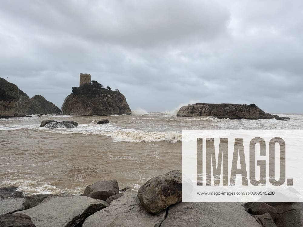 Heavy rain turns seawater brown in Istanbul s Sile ISTANBUL, TURKIYE - OCTOBER 15: Waves crash against the shore as the sea turns brown due to mud carried by heavy rainfall in the Sile district of Istanbul, Turkiye, on October 15, 2026. Sukru Gunduz Anadolu Istanbul Turkey. Editorial use only. Please get in touch for any other usage.