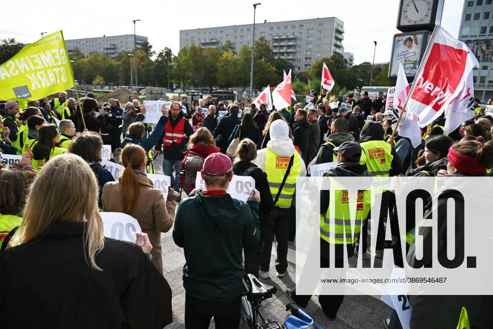 Charite workers strike over working conditions in Berlin BERLIN, GERMANY - OCTOBER 15: Workers at Charite, one of Germany’s largest university hospitals, take part in a warning strike called by the ver.di trade union, demanding better working conditions and reduced workloads, in Berlin, Germany, October 15, 2026. Volodymyr Sindieiev Anadolu Berlin Germany. Editorial use only. Please get in touch for any other usage.